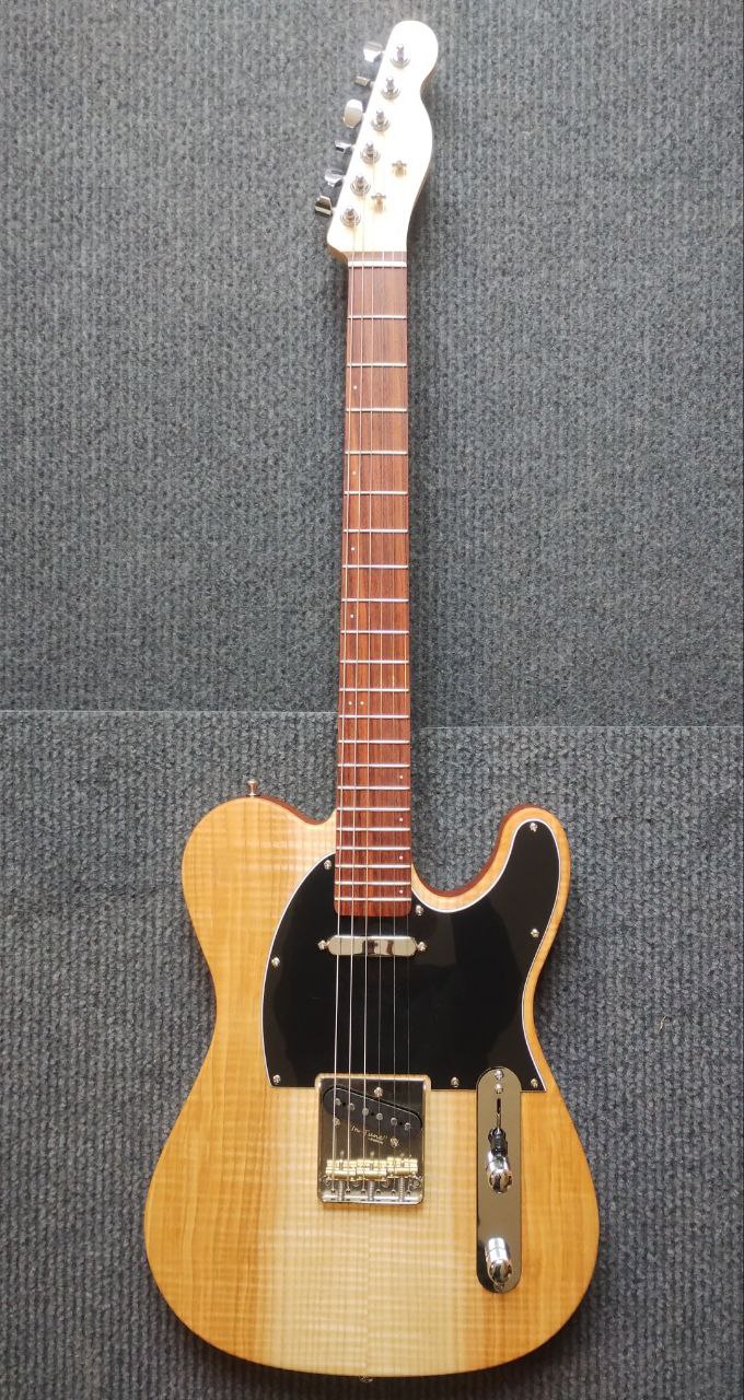 Guitare type Telecaster : Corps en sapelli, table en frêne olivier ondé, cordes traversantes